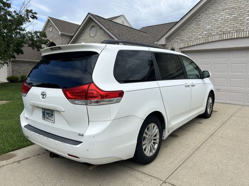 Used 2011 Toyota Sienna XLE w/ Premium Pkg FWD image 5