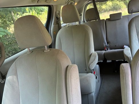 Used 2012 Toyota Sienna FWD image 9
