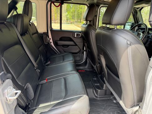 Used 2020 Jeep Wrangler Unlimited Sahara image 10