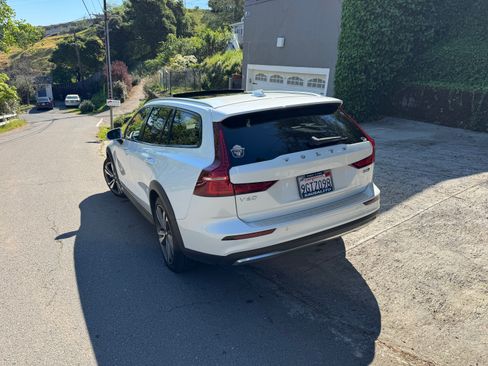 Used 2023 Volvo V60 B5 Cross Country Plus w/ Climate Package image 11