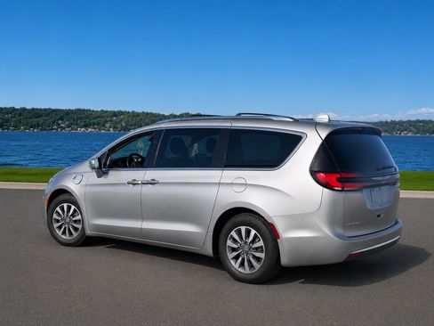 Used 2021 Chrysler Pacifica Touring-L FWD image 15