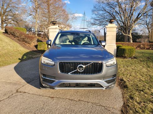 Used 2017 Volvo XC90 T5 Momentum w/ Vision Package image 4