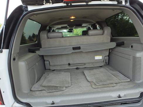 Used 2005 Chevrolet Suburban Z71 w/ Preferred Equipment Group RWD image 4