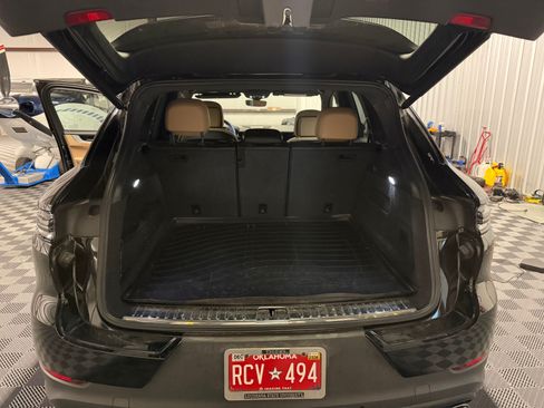 Used 2025 Porsche Cayenne AWD/4WD image 11