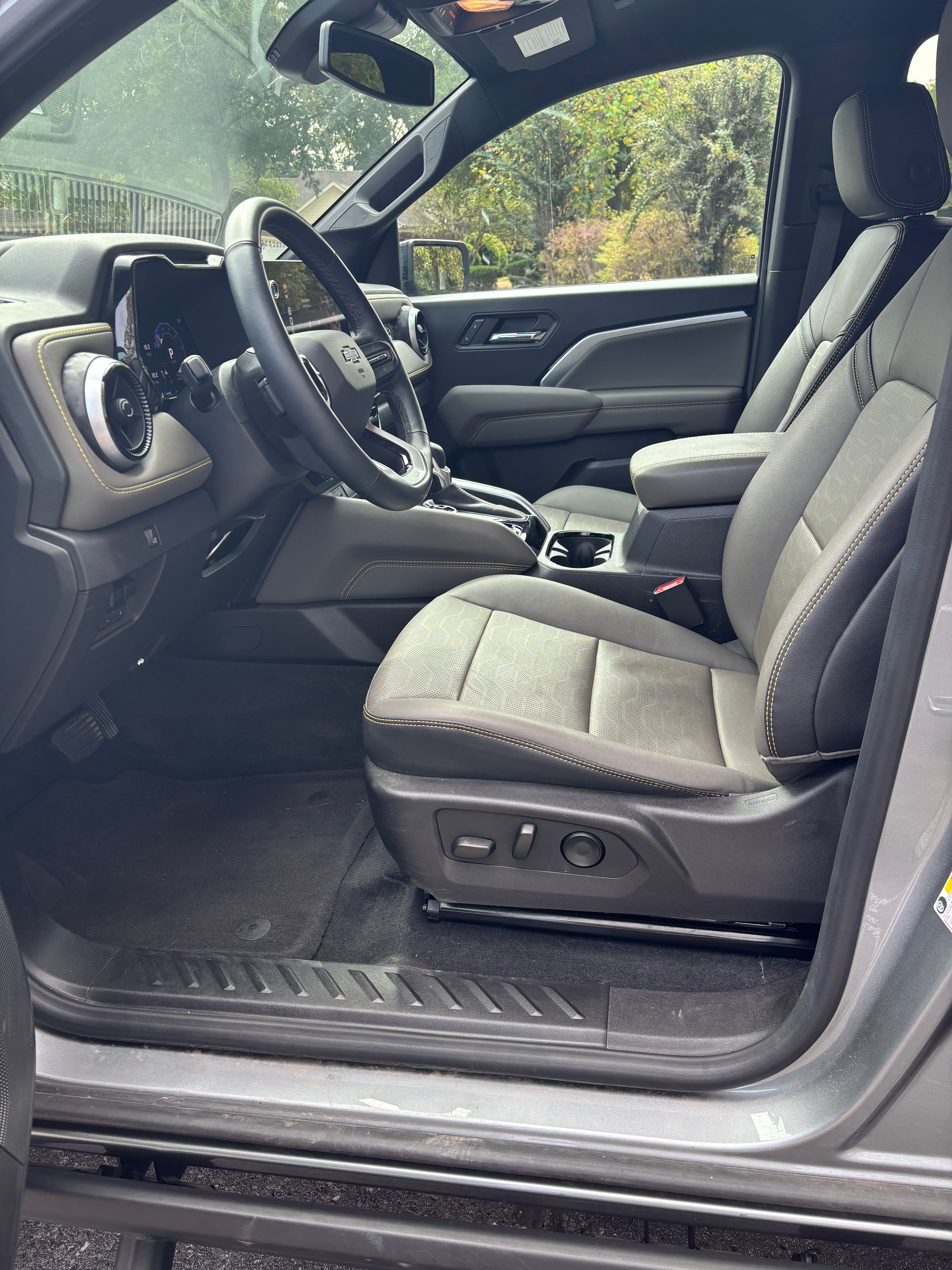 Used 2025 Chevrolet Colorado ZR2 w/ Technology Package AWD/4WD image 10