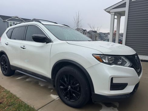 Used 2018 Nissan Rogue SV image 1
