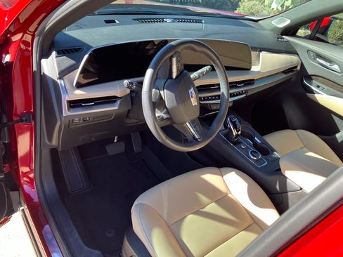 Used 2024 Cadillac XT4 Premium Luxury w/ Cold Weather Package image 8