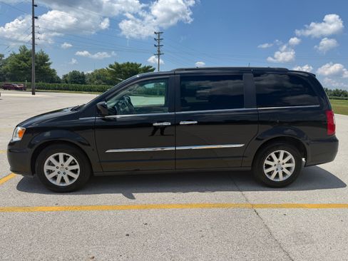 Used 2016 Chrysler Town & Country Touring w/ Driver Convenience Group FWD image 1