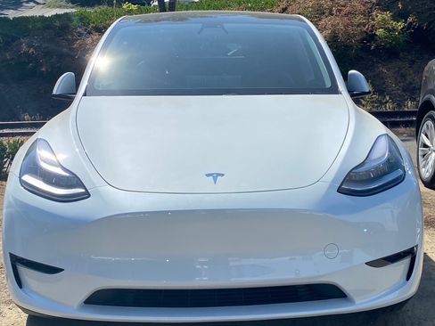 Used 2020 Tesla Model Y Long Range image 8