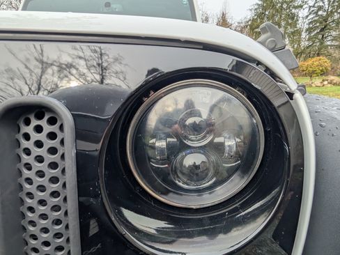 Used 2015 Jeep Wrangler Sport image 28