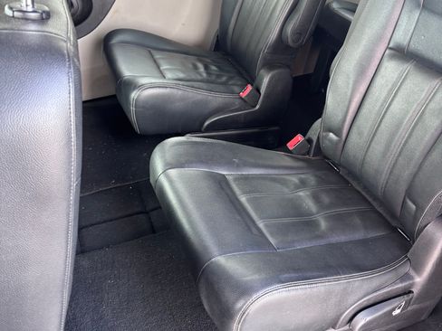Used 2016 Chrysler Town & Country Touring w/ Driver Convenience Group image 10