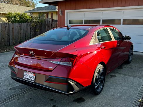 Used 2025 Hyundai Elantra Limited image 5