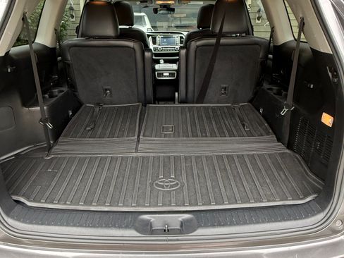 Used 2018 Toyota Highlander SE AWD/4WD image 11