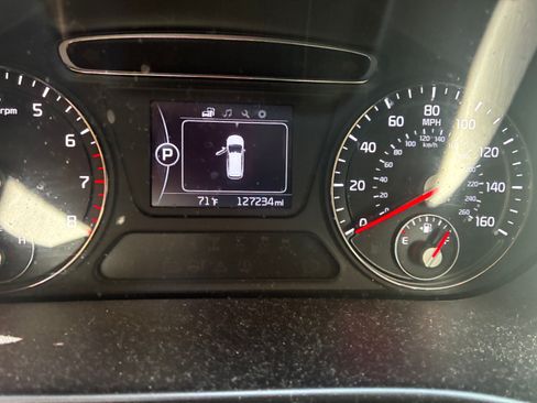 Used 2017 Kia Sorento FWD image 2