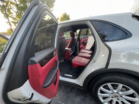 Used 2023 Porsche Cayenne Platinum Edition image 11