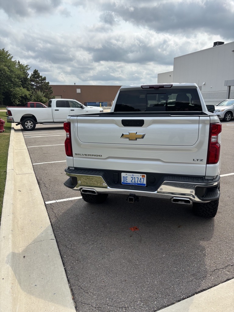 Used 2022 Chevrolet Silverado 1500 LTZ w/ LTZ Premium Package AWD/4WD image 8