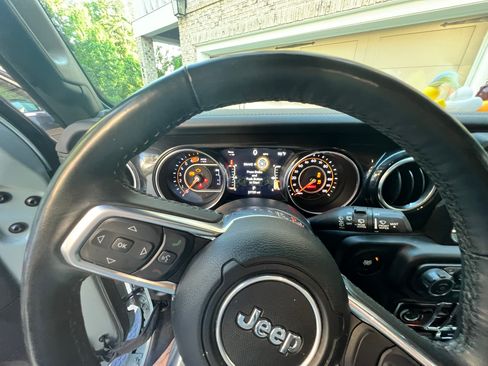 Used 2023 Jeep Wrangler Unlimited Sahara AWD/4WD image 6