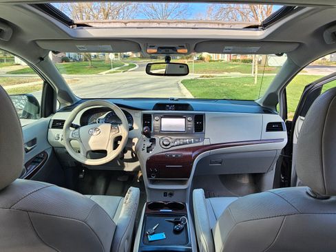 Used 2012 Toyota Sienna XLE image 12