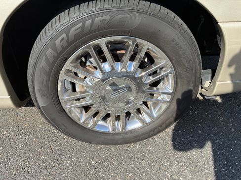 Used 2009 Lincoln Town Car Signature Limited RWD image 17