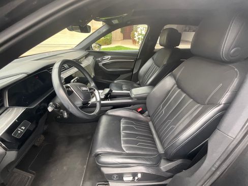 Used 2019 Audi e-tron Prestige w/ Prestige Package image 6