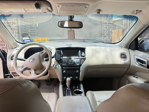 Used 2013 Nissan Pathfinder Platinum w/ Cargo Pkg FWD image 2
