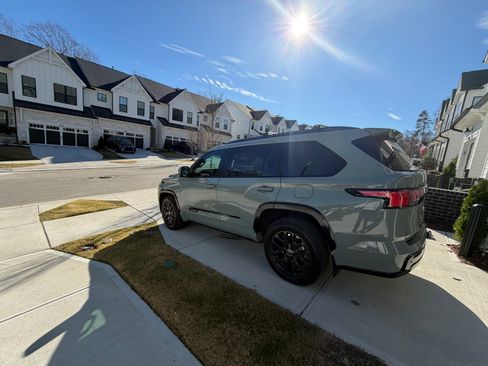 Used 2024 Toyota Sequoia Platinum image 10