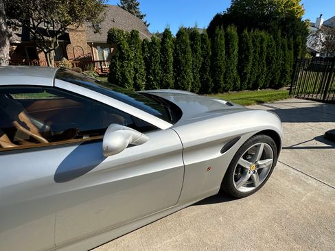 Used 2015 Ferrari California T RWD image 9