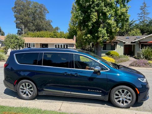 Used 2025 Chrysler Pacifica Pinnacle image 4