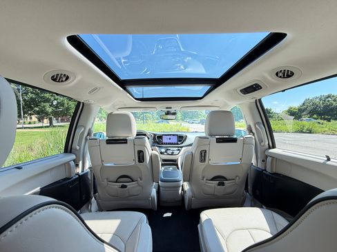 Used 2021 Chrysler Pacifica Limited w/ Uconnect Theater Family Group FWD image 11
