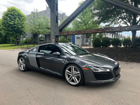 Used 2014 Audi R8 V8 w/ Enhanced Leather Package AWD/4WD image 2