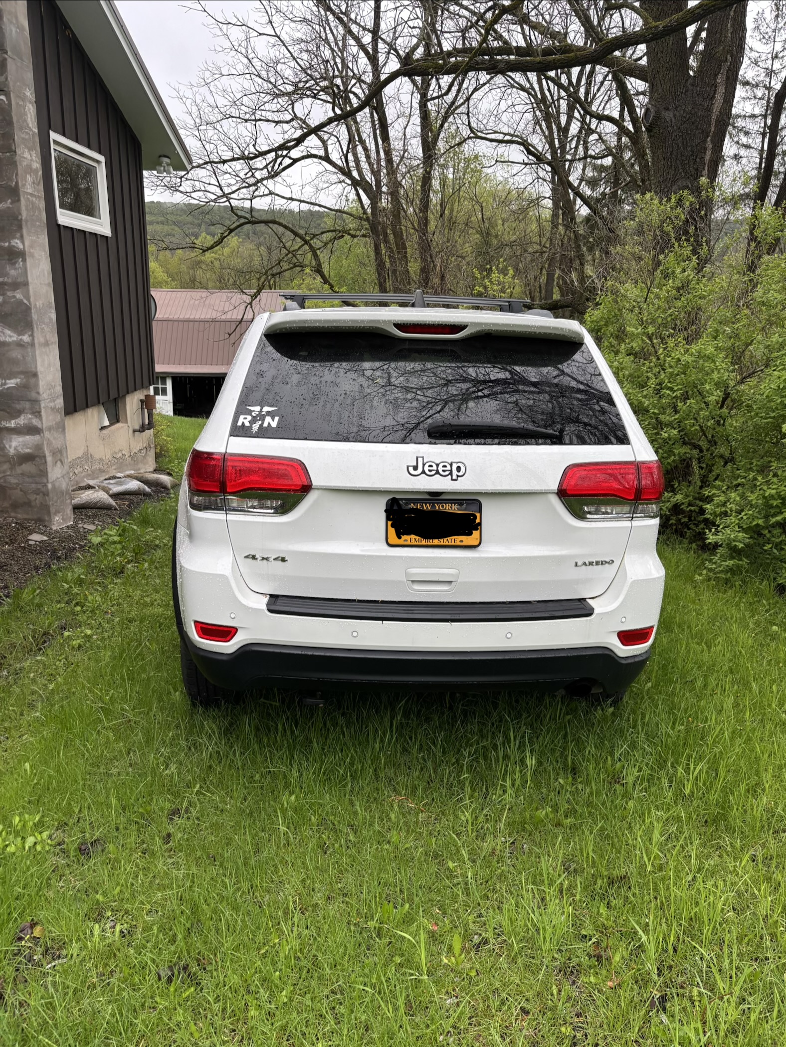 Used 2018 Jeep Grand Cherokee Laredo AWD/4WD image 2
