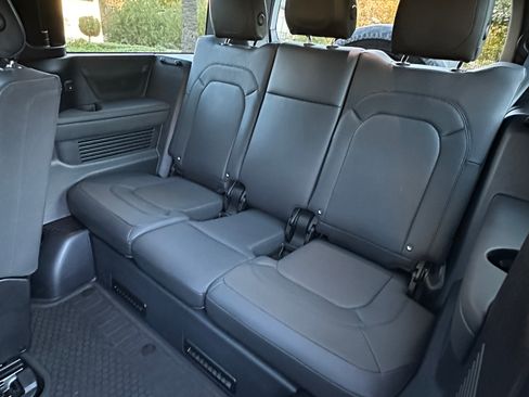 Used 2023 Land Rover Defender 130 X-Dynamic SE image 13