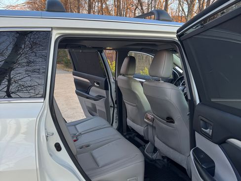 Used 2017 Toyota Highlander XLE image 19