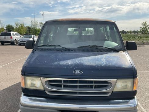 Used 2002 Ford E-350 and Econoline 350 Club Wagon RWD image 4