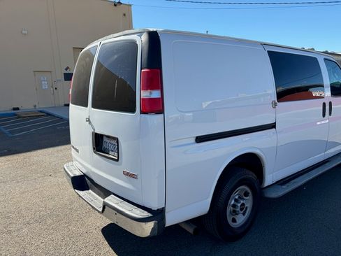 Used 2017 GMC Savana 2500 Van 3D image 5