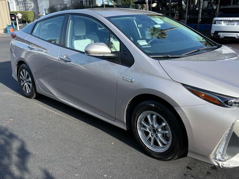 Used 2021 Toyota Prius Prime XLE image 9