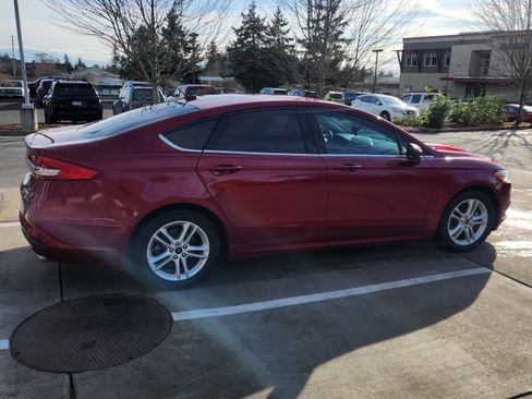 Used 2018 Ford Fusion SE image 2