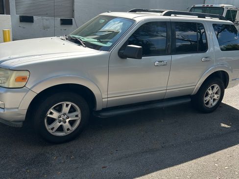 Used 2010 Ford Explorer XLT image 2