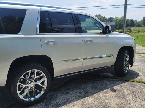 Used 2018 Cadillac Escalade Platinum image 2