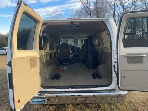 Used 2011 Ford E-350 and Econoline 350 XLT RWD image 13