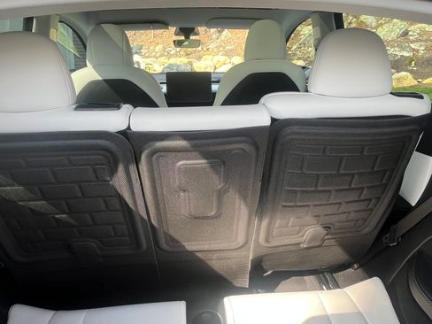 Used 2022 Tesla Model Y Long Range image 12