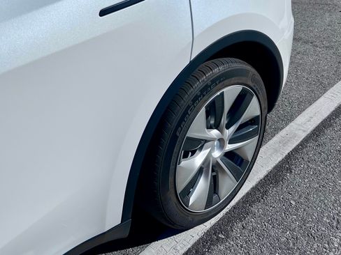 Used 2022 Tesla Model Y Long Range image 12