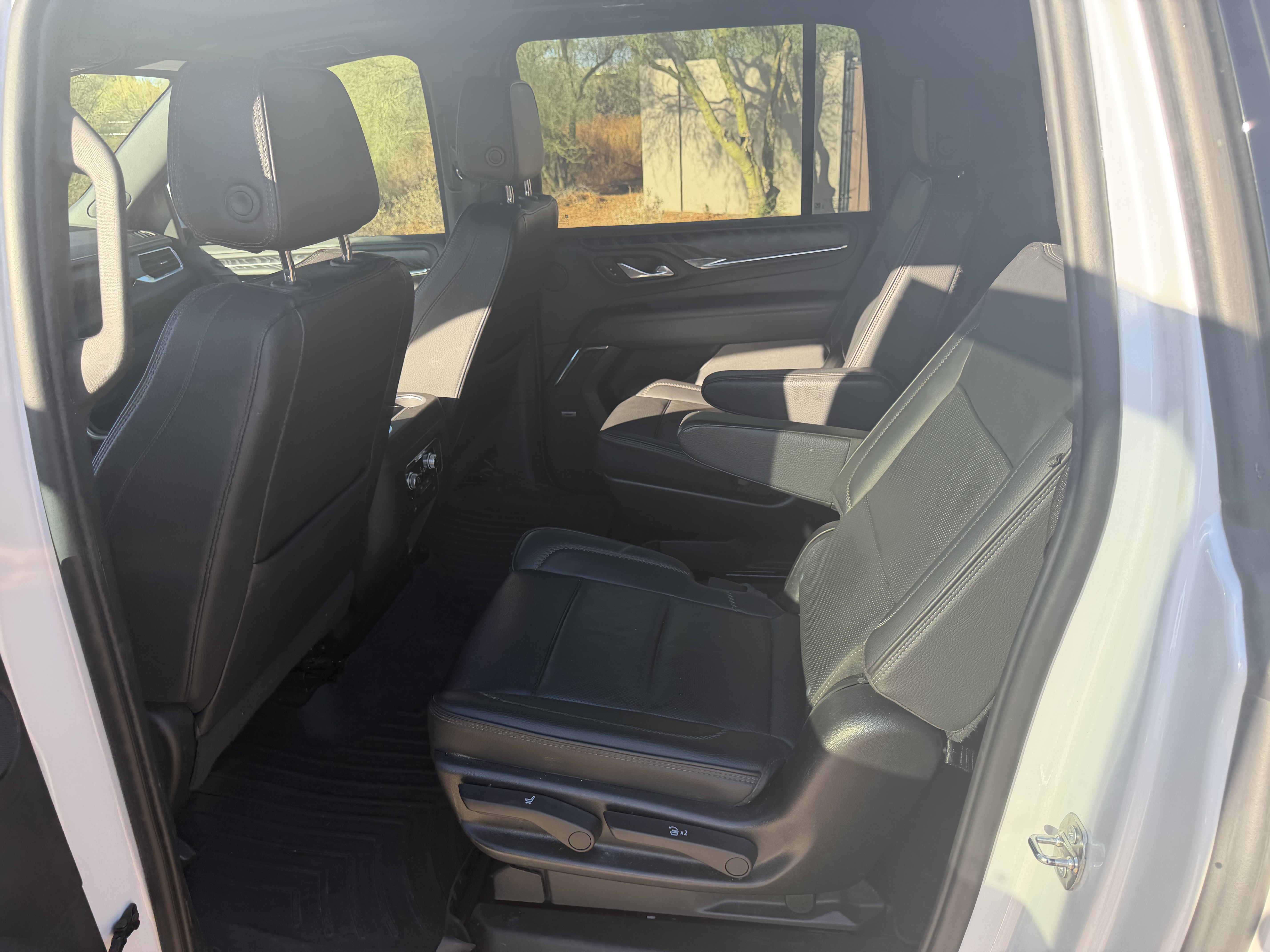 Used 2023 GMC Yukon XL Denali AWD/4WD image 13
