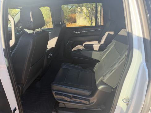 Used 2023 GMC Yukon XL Denali AWD/4WD image 13