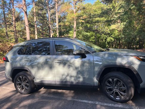 Used 2022 Toyota RAV4 XLE Premium AWD/4WD image 2