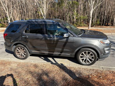 Used 2017 Ford Explorer Limited w/ Equipment Group 303A image 10
