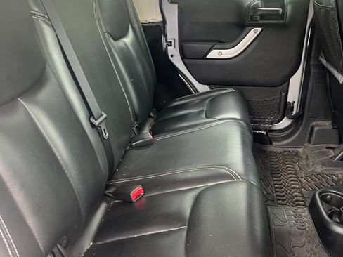 Used 2017 Jeep Wrangler Unlimited Sahara w/ Connectivity Group AWD/4WD image 19