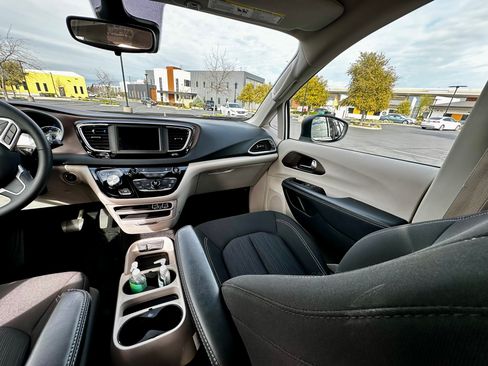 Used 2024 Chrysler Voyager LX image 12