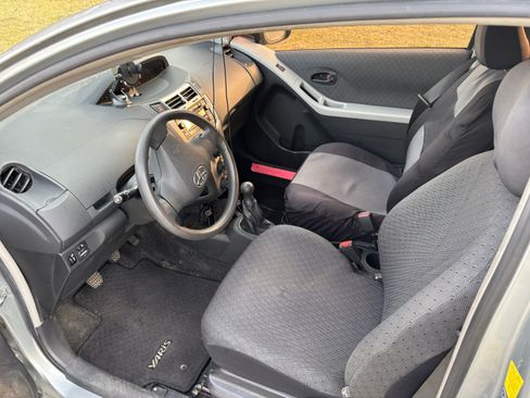 Used 2009 Toyota Yaris 2-Door Hatchback image 5