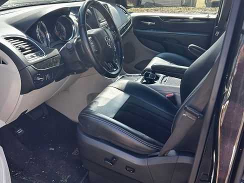 Used 2017 Dodge Grand Caravan SXT image 12